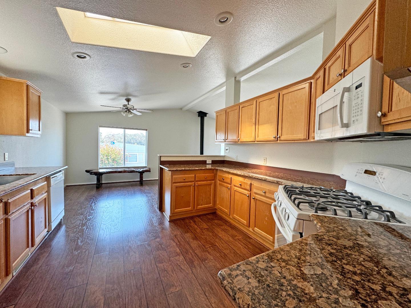 Detail Gallery Image 9 of 30 For 14 Oceanview Ave #14,  Half Moon Bay,  CA 94019 - 3 Beds | 2 Baths