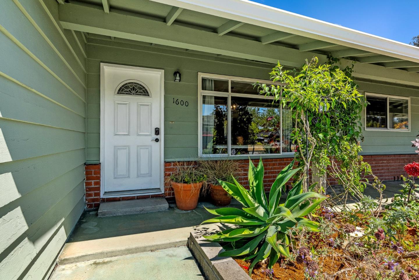 Detail Gallery Image 1 of 1 For 1600 Hawthorne Way, Santa Cruz,  CA 95062 - 3 Beds | 2 Baths