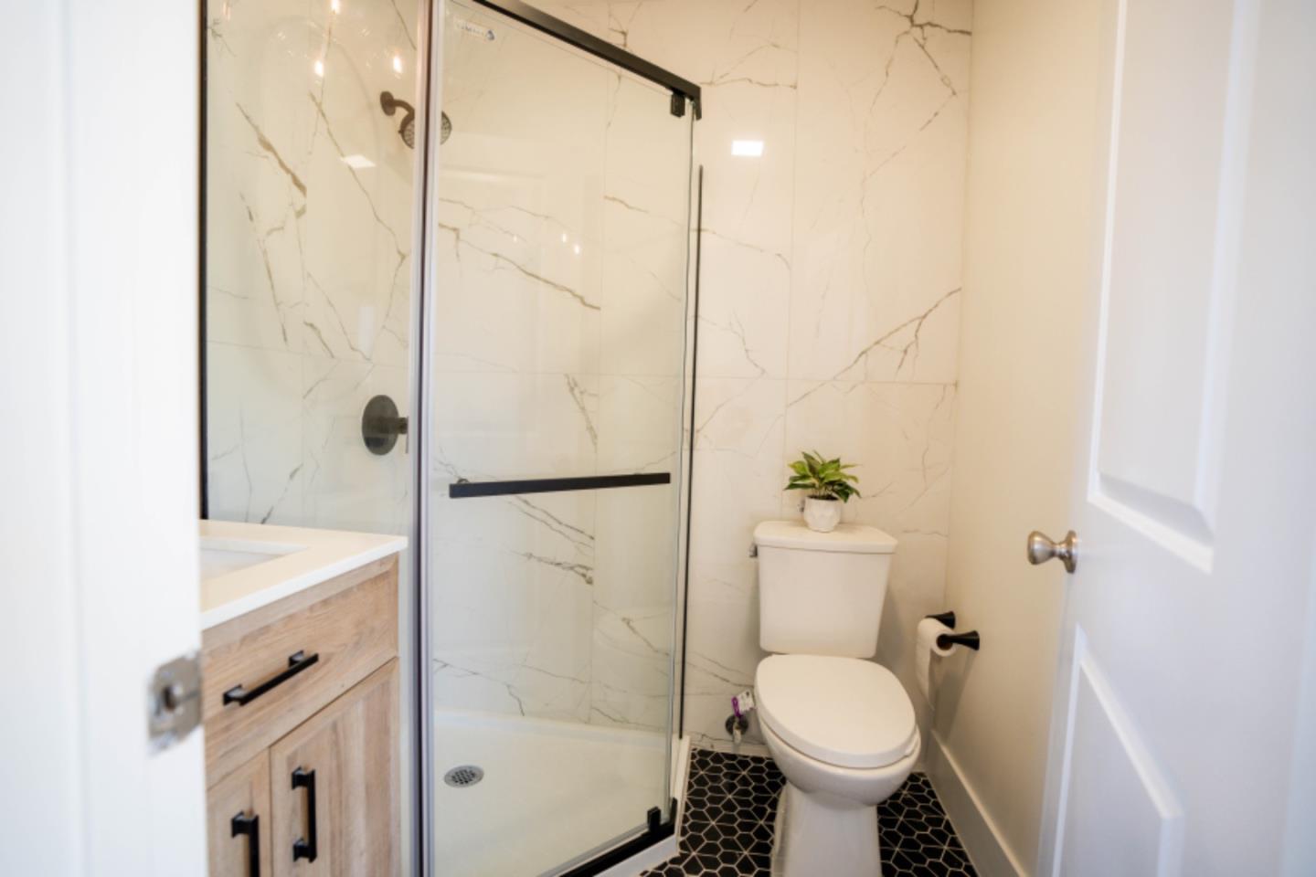 Detail Gallery Image 14 of 23 For 2278 E 19th St, Oakland,  CA 94606 - 4 Beds | 2/1 Baths