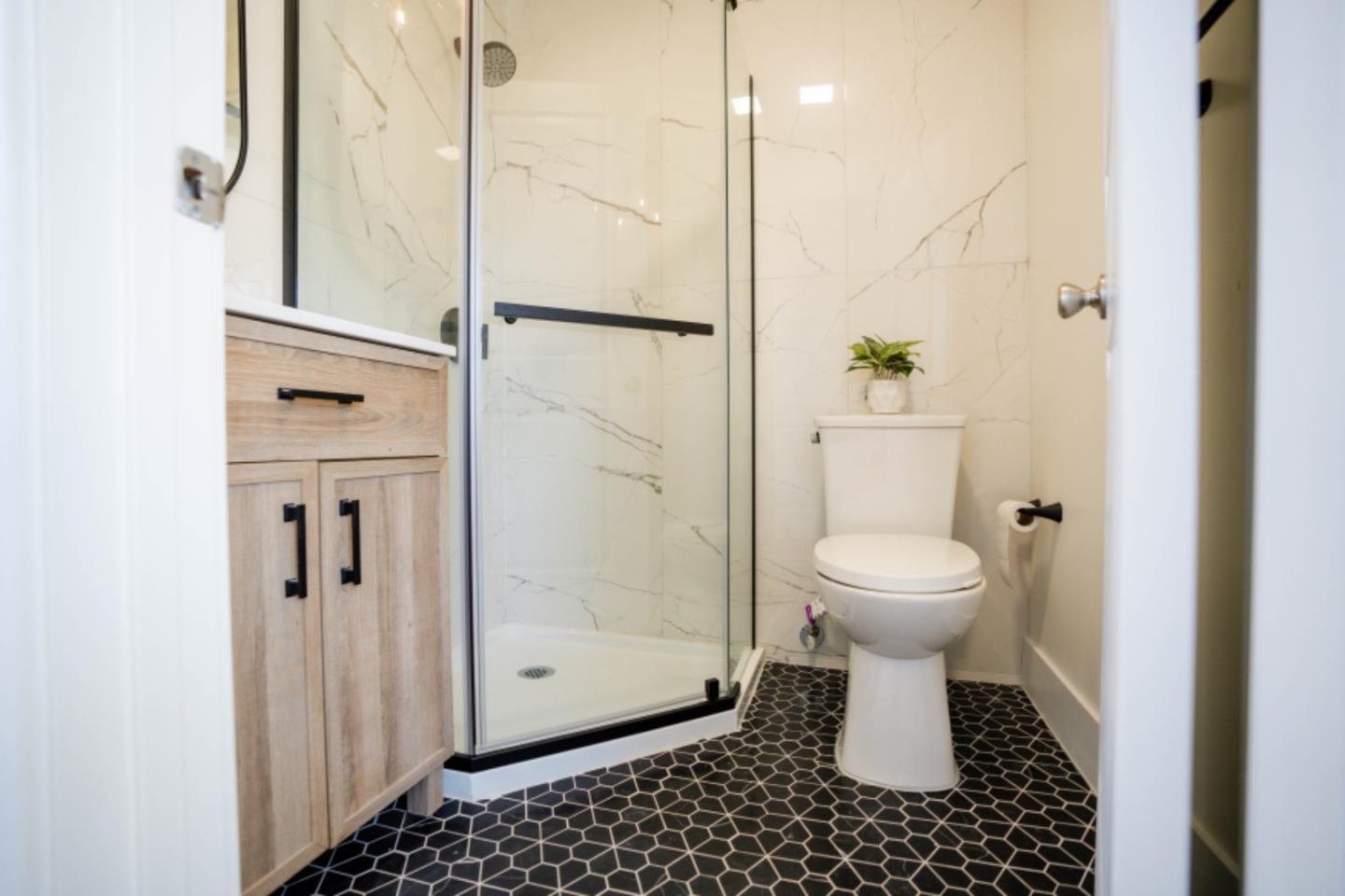 Detail Gallery Image 16 of 23 For 2278 E 19th St, Oakland,  CA 94606 - 4 Beds | 2/1 Baths