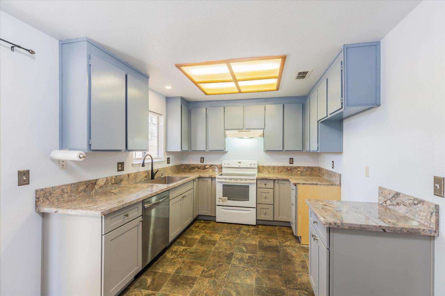 Detail Gallery Image 11 of 42 For 7748 Golden West Way, Sacramento,  CA 95824 - 3 Beds | 2 Baths