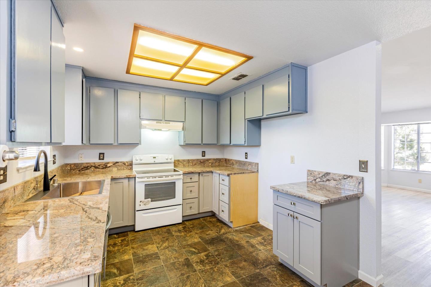 Detail Gallery Image 12 of 42 For 7748 Golden West Way, Sacramento,  CA 95824 - 3 Beds | 2 Baths