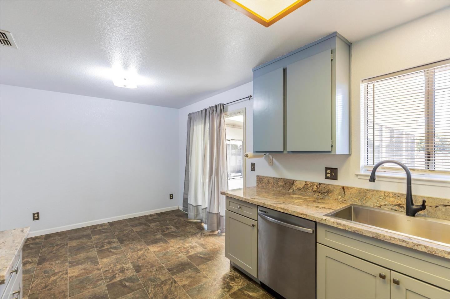 Detail Gallery Image 14 of 42 For 7748 Golden West Way, Sacramento,  CA 95824 - 3 Beds | 2 Baths