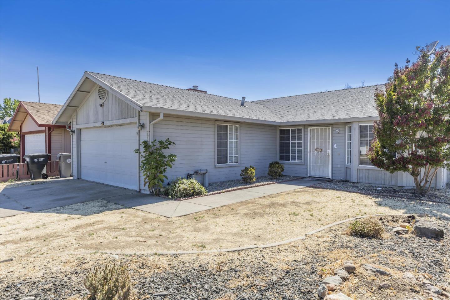 Detail Gallery Image 2 of 42 For 7748 Golden West Way, Sacramento,  CA 95824 - 3 Beds | 2 Baths