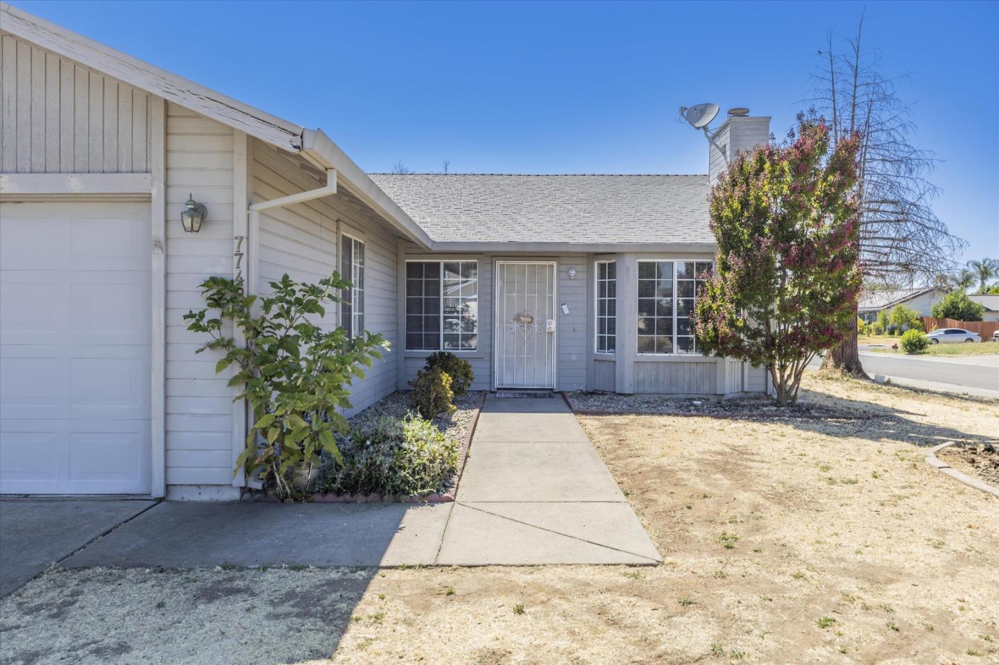 Detail Gallery Image 3 of 42 For 7748 Golden West Way, Sacramento,  CA 95824 - 3 Beds | 2 Baths