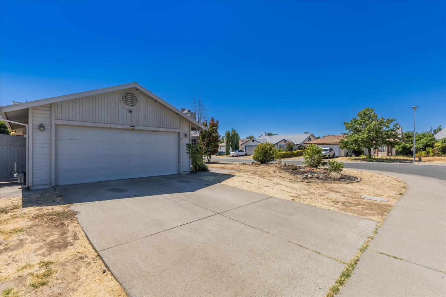 Detail Gallery Image 4 of 42 For 7748 Golden West Way, Sacramento,  CA 95824 - 3 Beds | 2 Baths