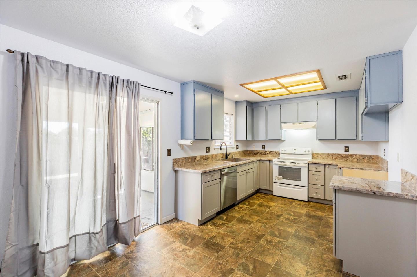 Detail Gallery Image 9 of 42 For 7748 Golden West Way, Sacramento,  CA 95824 - 3 Beds | 2 Baths