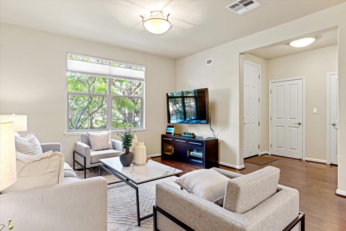 Detail Gallery Image 9 of 33 For 10287 Park Green Ln, Cupertino,  CA 95014 - 2 Beds | 2/1 Baths