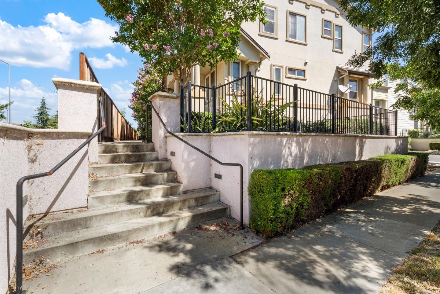 Detail Gallery Image 4 of 36 For 1687 Salamoni Ct, San Jose,  CA 95133 - 3 Beds | 2/1 Baths