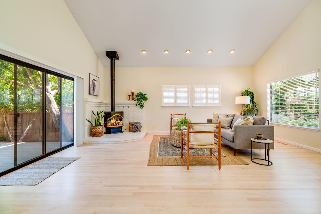 Detail Gallery Image 4 of 34 For 6419 Forehand Ct, Aptos,  CA 95003 - 3 Beds | 2/1 Baths