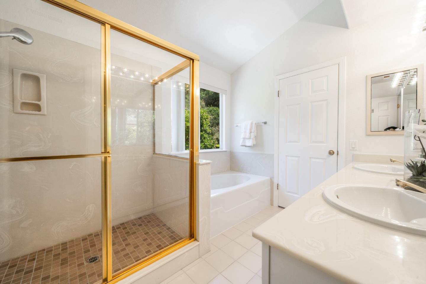 Detail Gallery Image 27 of 46 For 2623 Carlmont Dr, Belmont,  CA 94002 - 3 Beds | 2/1 Baths