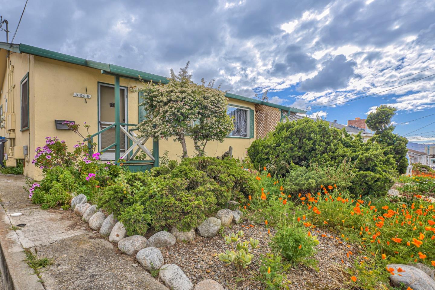 Detail Gallery Image 1 of 24 For 1090 Elm Ave, Seaside,  CA 93955 - 2 Beds | 2 Baths