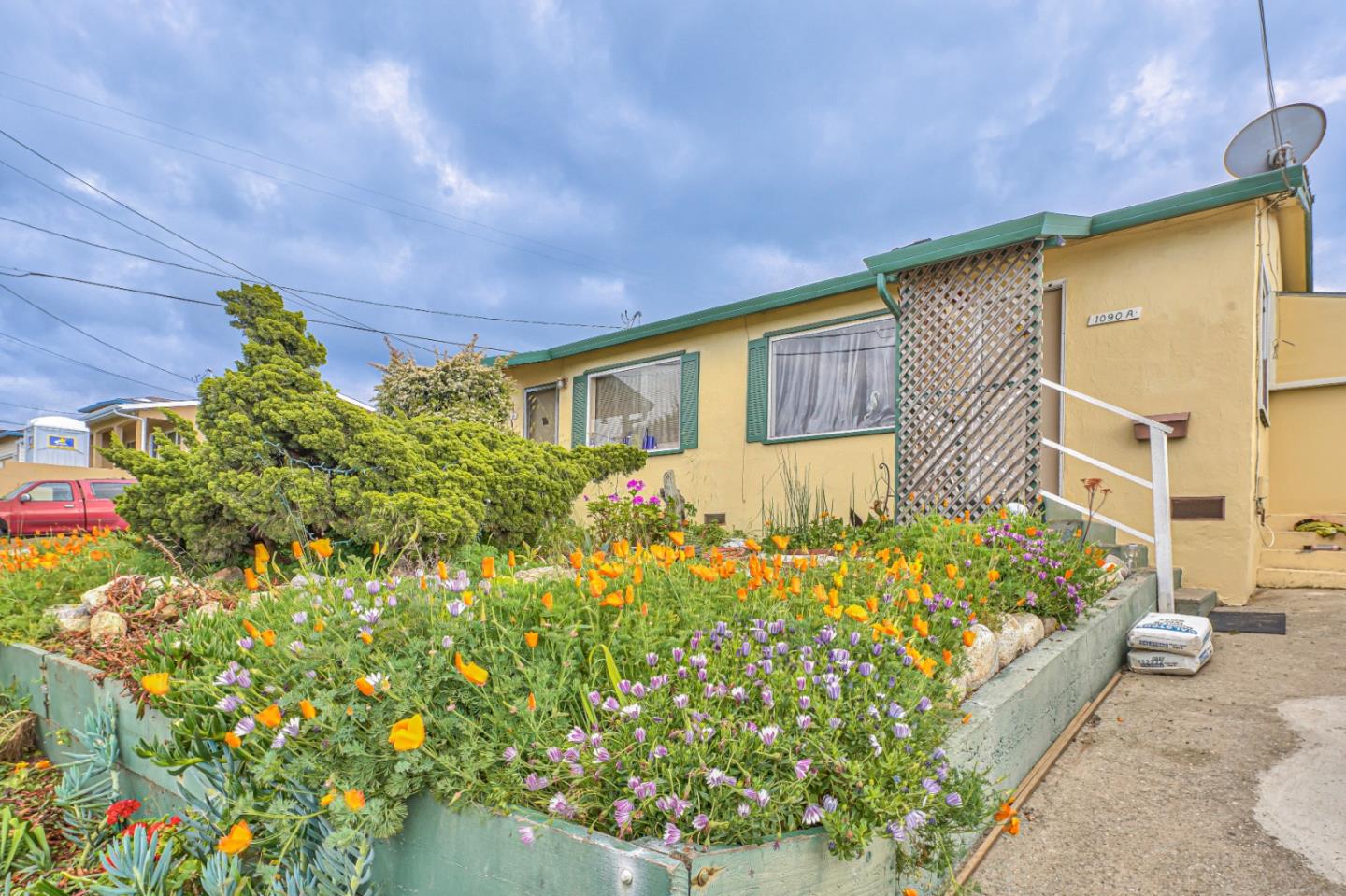 Detail Gallery Image 2 of 24 For 1090 Elm Ave, Seaside,  CA 93955 - 2 Beds | 2 Baths