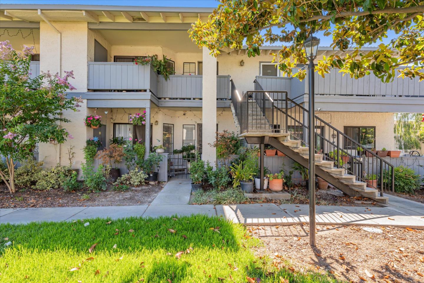 Detail Gallery Image 1 of 1 For 255 Kenbrook Cir, San Jose,  CA 95111 - 2 Beds | 2 Baths