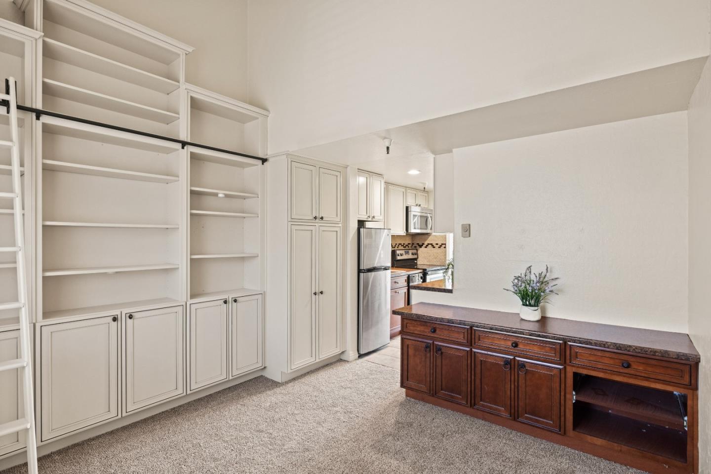 Detail Gallery Image 10 of 29 For 565 English Avenue Ave #13,  Monterey,  CA 93940 - 1 Beds | 1/1 Baths