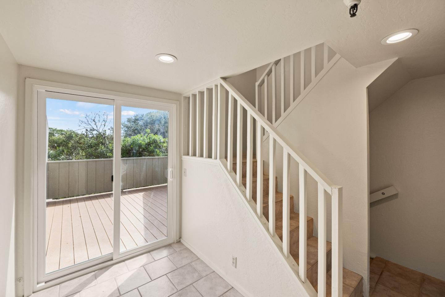 Detail Gallery Image 3 of 29 For 565 English Avenue Ave #13,  Monterey,  CA 93940 - 1 Beds | 1/1 Baths