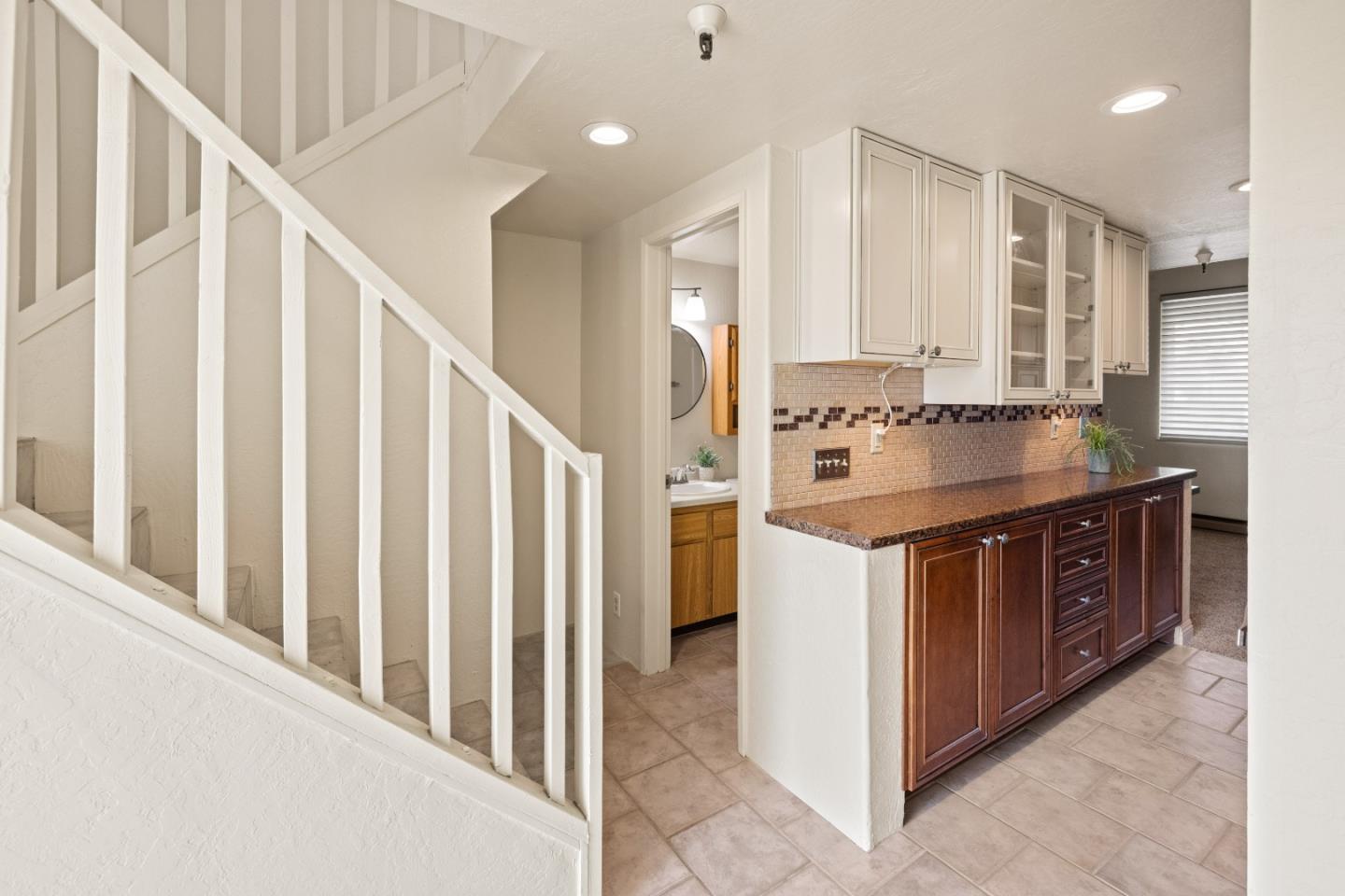 Detail Gallery Image 6 of 29 For 565 English Avenue Ave #13,  Monterey,  CA 93940 - 1 Beds | 1/1 Baths