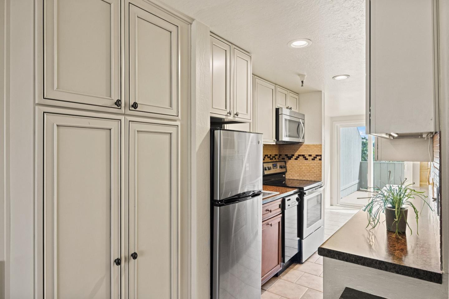 Detail Gallery Image 9 of 29 For 565 English Avenue Ave #13,  Monterey,  CA 93940 - 1 Beds | 1/1 Baths