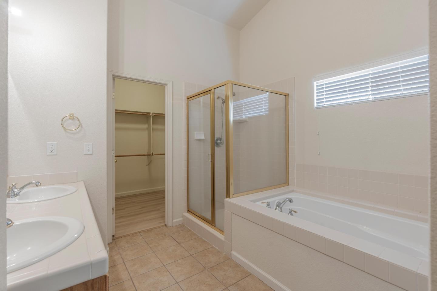 Detail Gallery Image 11 of 21 For 1126 E Royal Dornoch Ave, Fresno,  CA 93730 - 4 Beds | 2/1 Baths