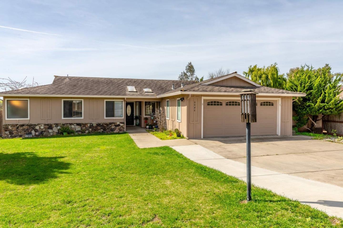 Detail Gallery Image 1 of 46 For 9946 Pampas Path, Salinas,  CA 93907 - 3 Beds | 2 Baths