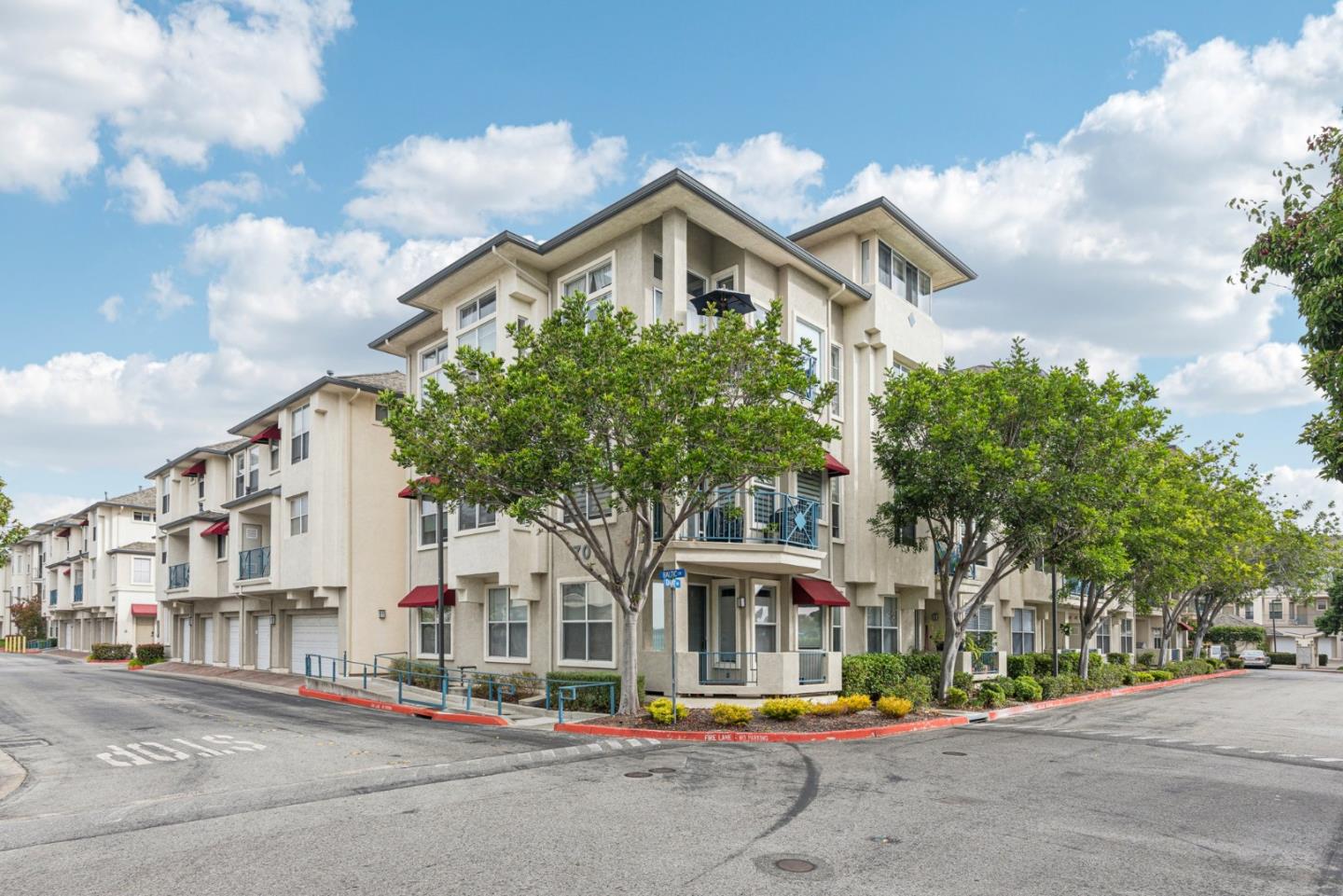 Detail Gallery Image 2 of 47 For 701 Baltic Cir #711,  Redwood City,  CA 94065 - 2 Beds | 2/1 Baths