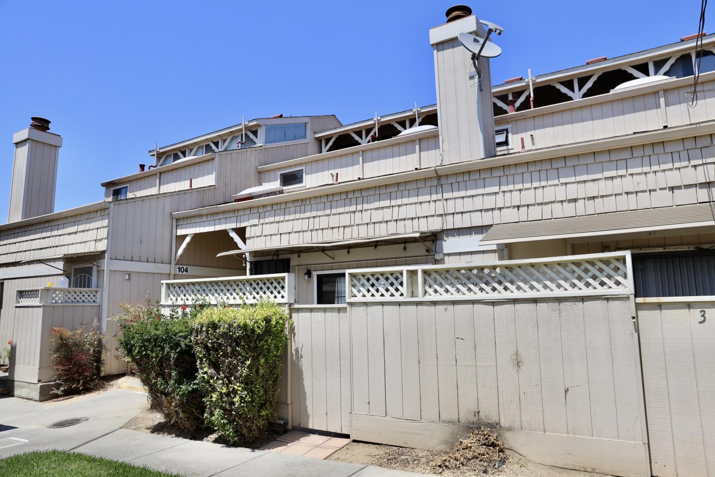 Detail Gallery Image 1 of 9 For 104 W Rossi St #2,  Salinas,  CA 93901 - 1 Beds | 1/1 Baths