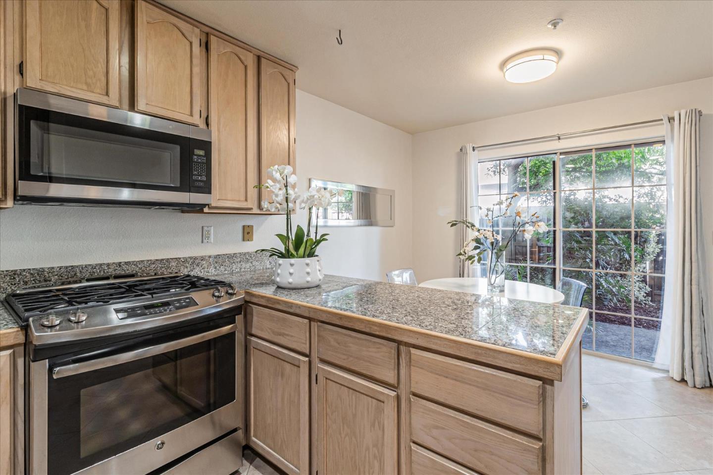 Detail Gallery Image 13 of 31 For 1575 Oxford St, Redwood City,  CA 94061 - 3 Beds | 2/1 Baths