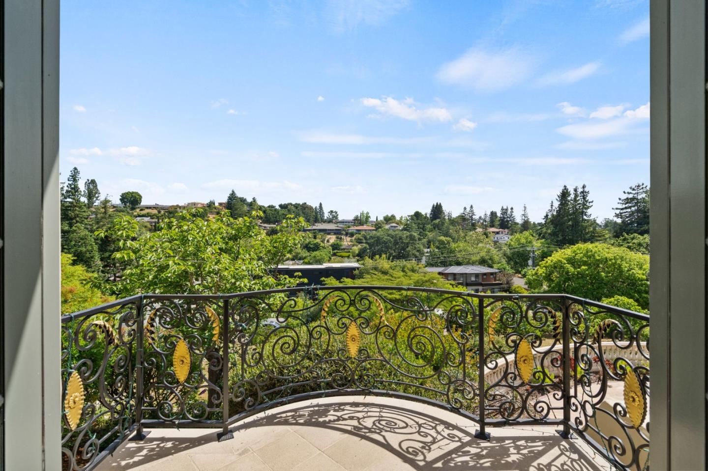 Detail Gallery Image 22 of 59 For 12445 Hilltop Dr, Los Altos Hills,  CA 94024 - 4 Beds | 5/1 Baths