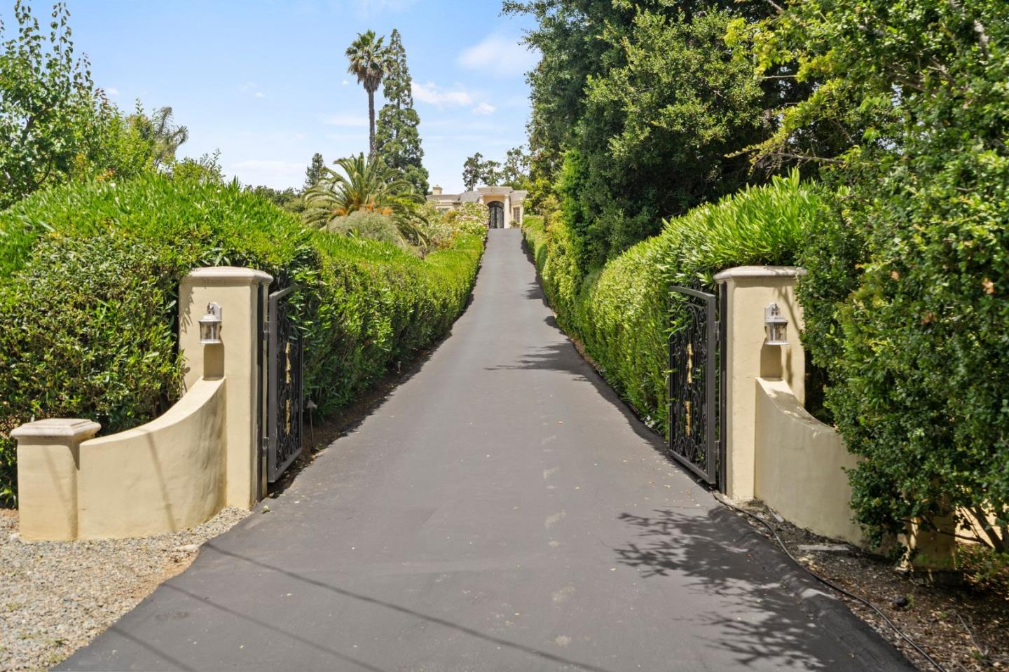 Detail Gallery Image 3 of 59 For 12445 Hilltop Dr, Los Altos Hills,  CA 94024 - 4 Beds | 5/1 Baths