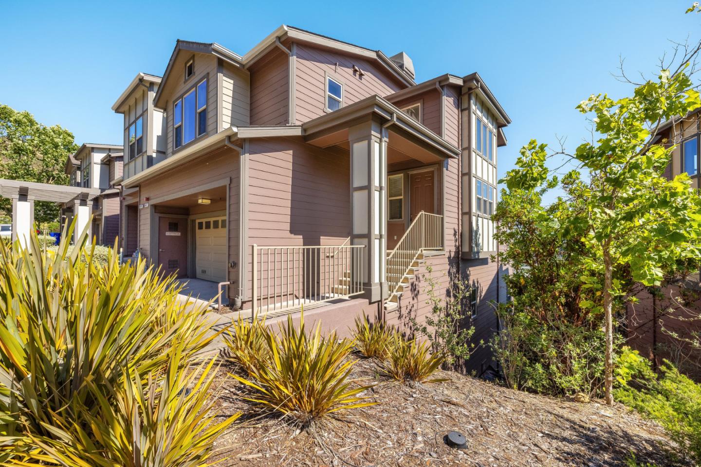 Detail Gallery Image 4 of 66 For 6437 Blue Rock Ct, Oakland,  CA 94605 - 3 Beds | 2/1 Baths