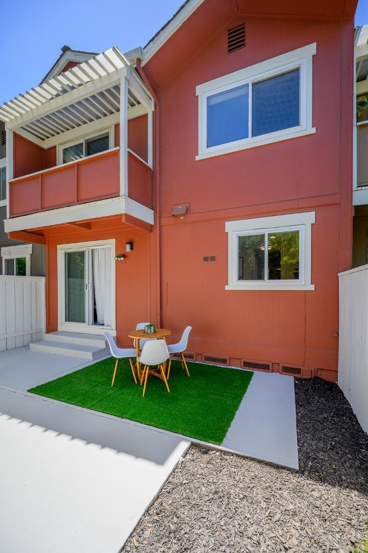 Detail Gallery Image 1 of 22 For 532 Tyrella Ave #27,  Mountain View,  CA 94043 - 3 Beds | 1/1 Baths