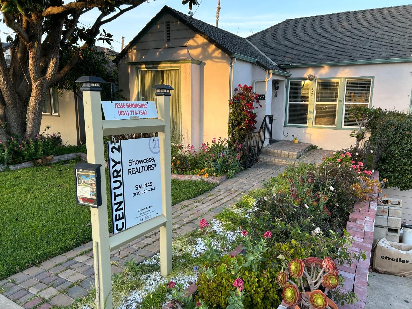 Detail Gallery Image 2 of 12 For 527 Capitol St, Salinas,  CA 93901 - 4 Beds | 2 Baths