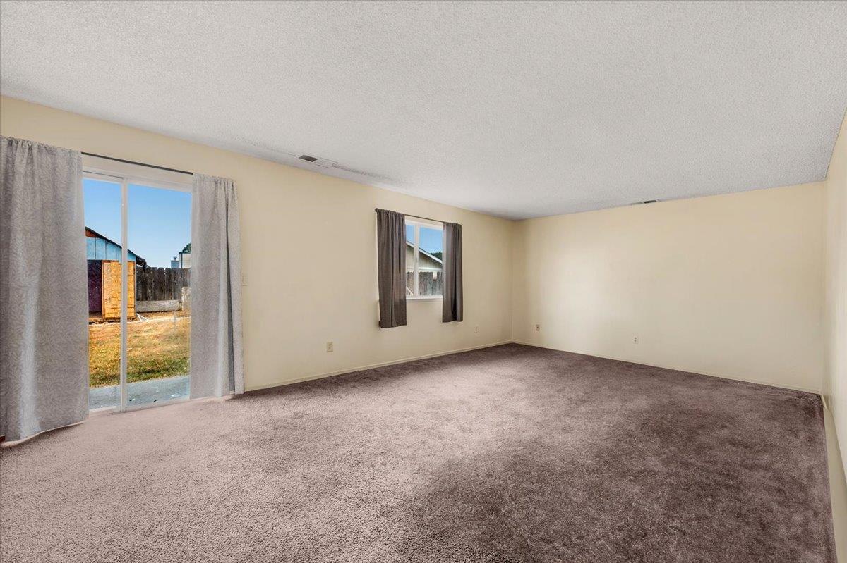 Detail Gallery Image 8 of 35 For 1346 Davis St, Hanford,  CA 93230 - 3 Beds | 2 Baths