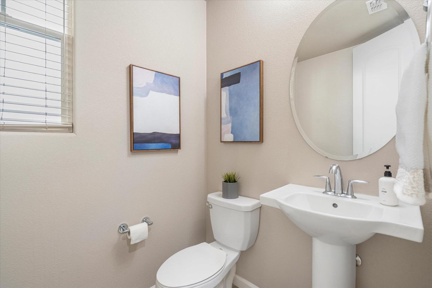 Detail Gallery Image 10 of 46 For 628 Montage Cir, East Palo Alto,  CA 94303 - 4 Beds | 2/1 Baths