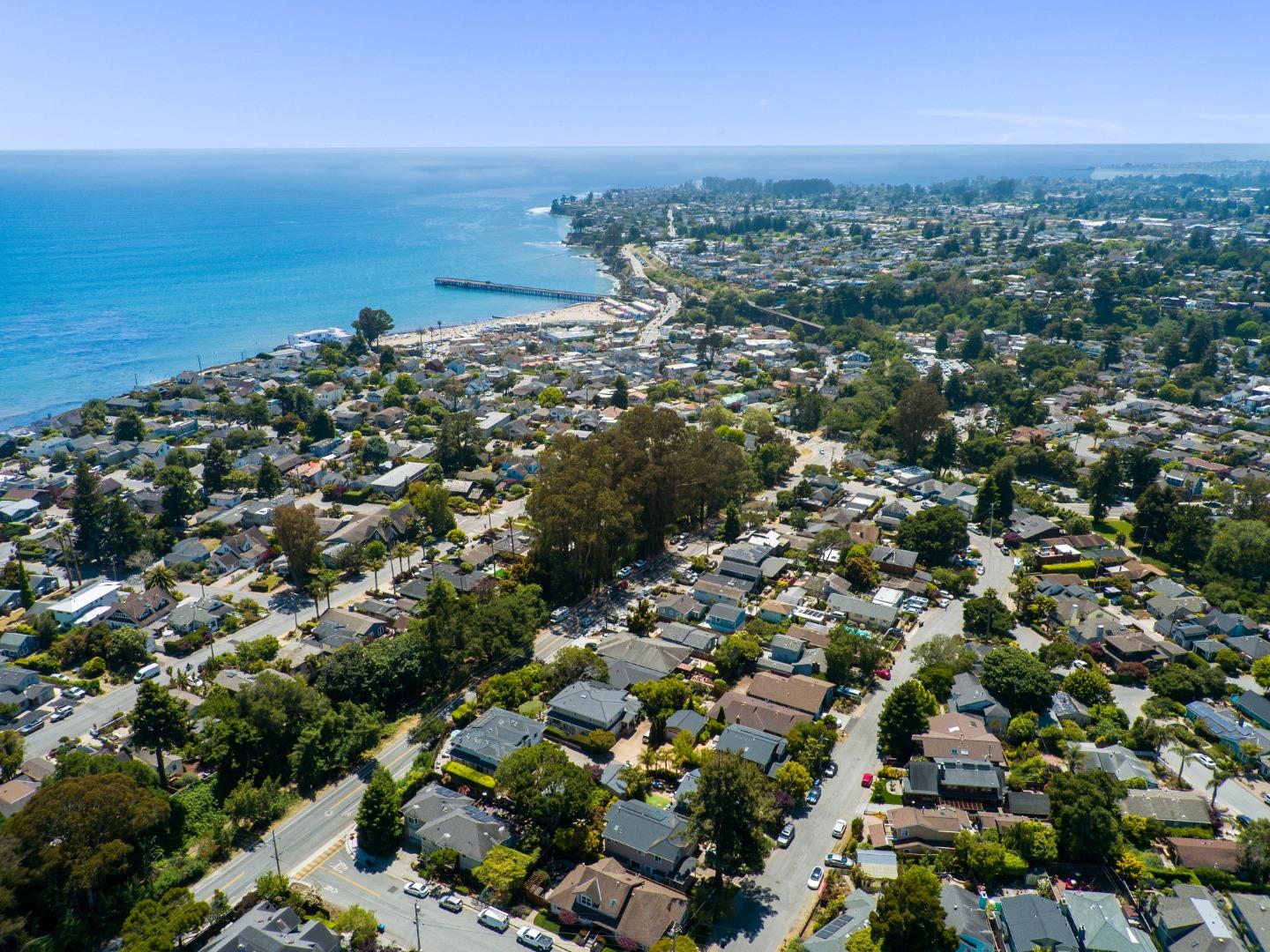 Detail Gallery Image 4 of 94 For 422 Mccormick Ave, Capitola,  CA 95010 - 5 Beds | 4/1 Baths