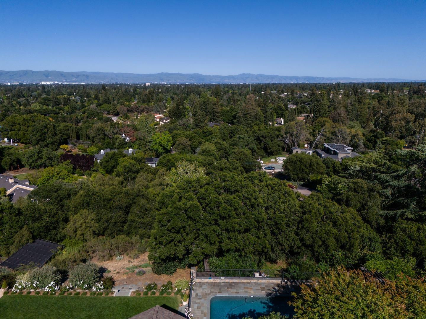 Detail Gallery Image 12 of 62 For 14120 Miranda Rd, Los Altos Hills,  CA 94022 - 5 Beds | 4/1 Baths