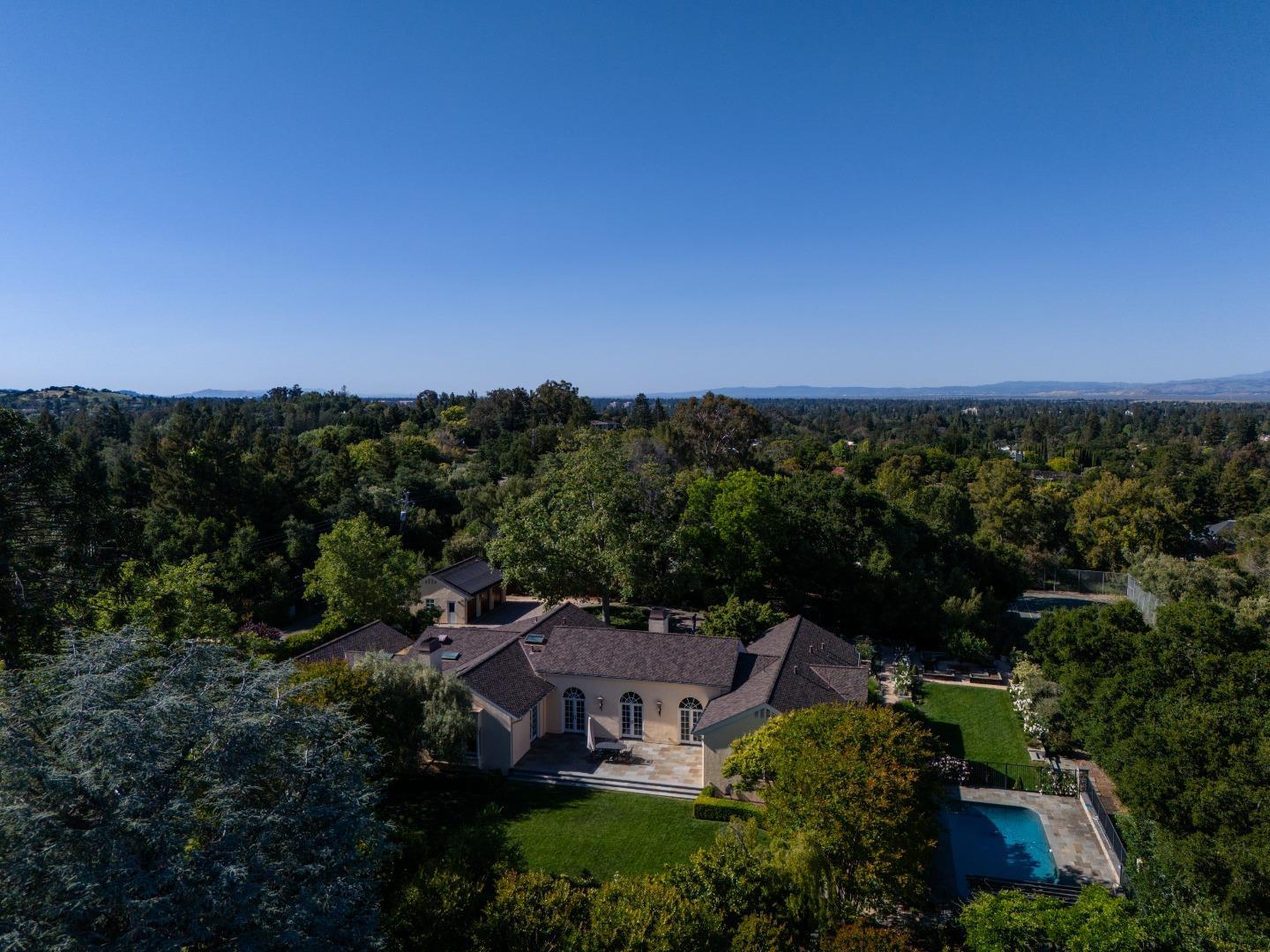 Detail Gallery Image 13 of 62 For 14120 Miranda Rd, Los Altos Hills,  CA 94022 - 5 Beds | 4/1 Baths