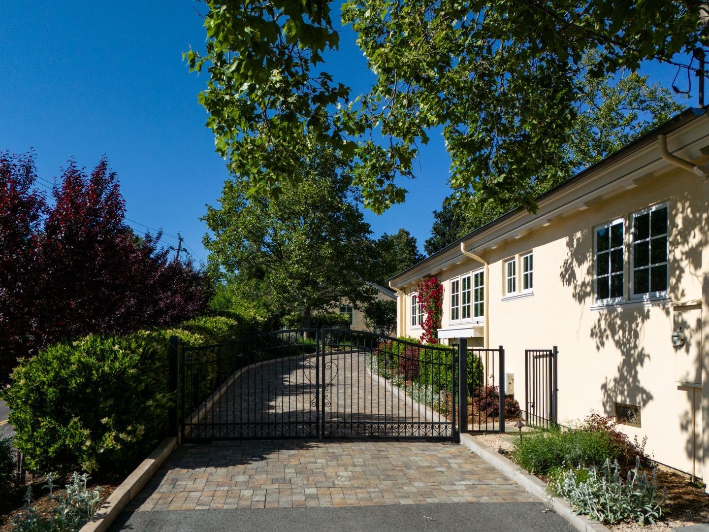 Detail Gallery Image 17 of 62 For 14120 Miranda Rd, Los Altos Hills,  CA 94022 - 5 Beds | 4/1 Baths