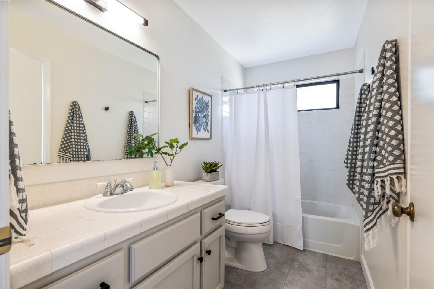 Detail Gallery Image 9 of 16 For 2217 Spencer Ct, Santa Cruz,  CA 95062 - 3 Beds | 2 Baths