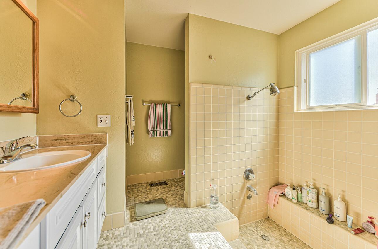 Detail Gallery Image 16 of 29 For 15645 Charter Oak Blvd, Salinas,  CA 93907 - 3 Beds | 2/1 Baths