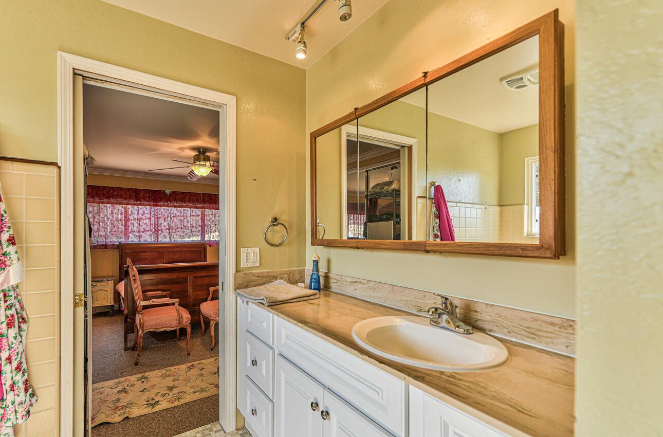 Detail Gallery Image 17 of 29 For 15645 Charter Oak Blvd, Salinas,  CA 93907 - 3 Beds | 2/1 Baths