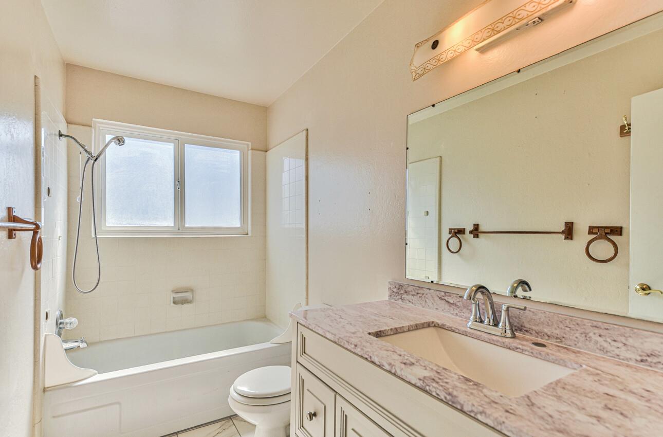 Detail Gallery Image 21 of 29 For 15645 Charter Oak Blvd, Salinas,  CA 93907 - 3 Beds | 2/1 Baths