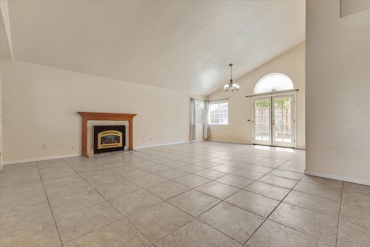 Detail Gallery Image 3 of 26 For 928 Sloat Dr, Salinas,  CA 93907 - 3 Beds | 2/1 Baths