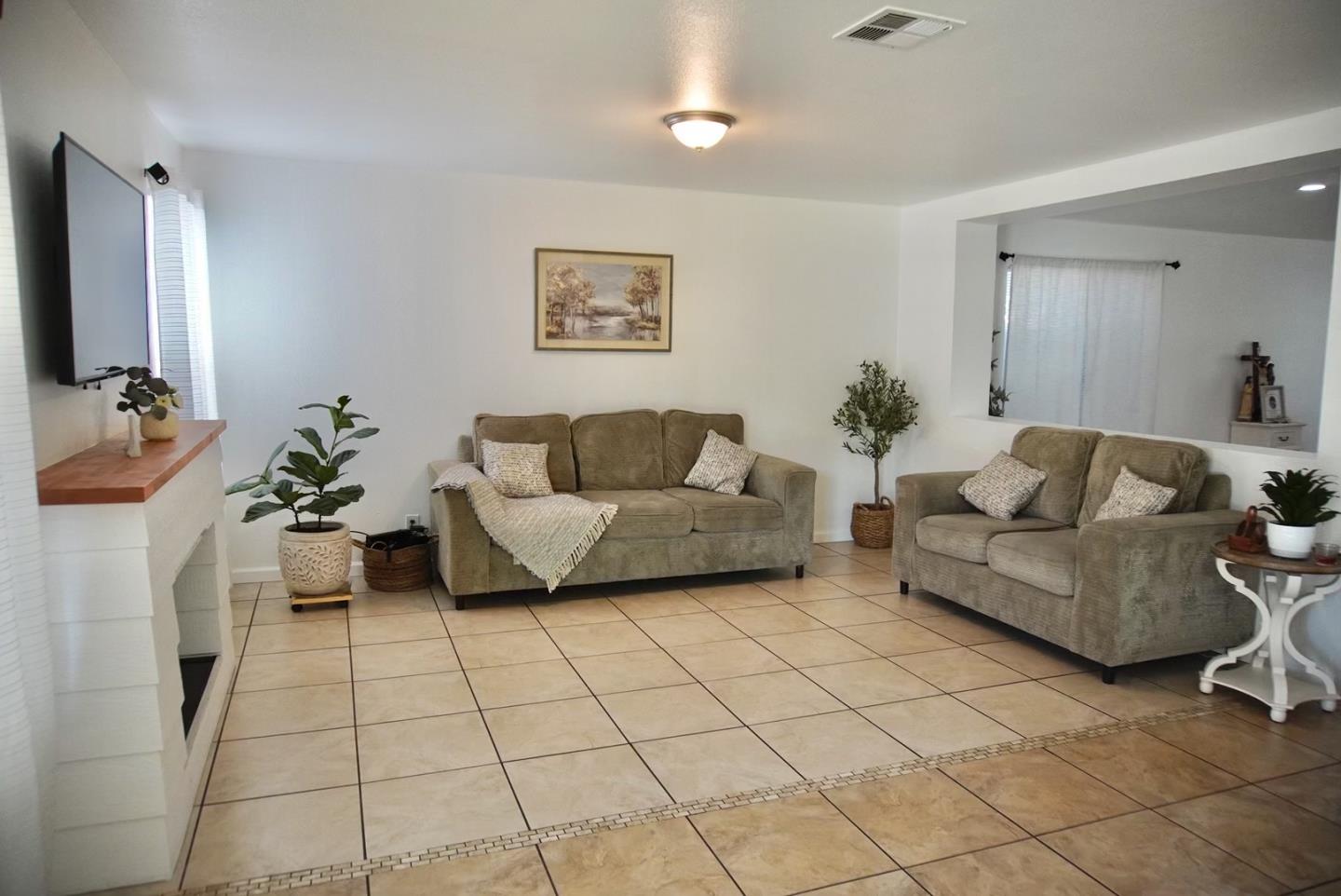 Detail Gallery Image 9 of 33 For 2561 Cinnamon Teal Dr, Los Banos,  CA 93635 - 4 Beds | 2/1 Baths