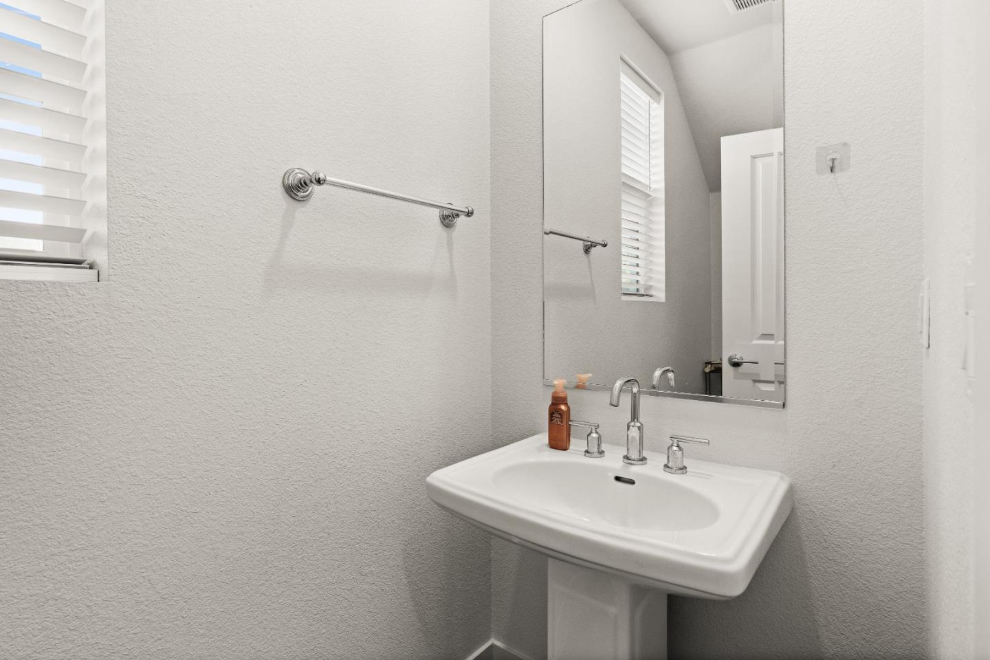 Detail Gallery Image 8 of 25 For 5866 Markham Ct, Tracy,  CA 95377 - 3 Beds | 2/1 Baths