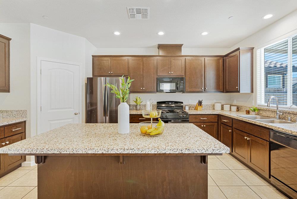 Detail Gallery Image 13 of 53 For 627 Pinelli Dr, Los Banos,  CA 93635 - 4 Beds | 2/1 Baths