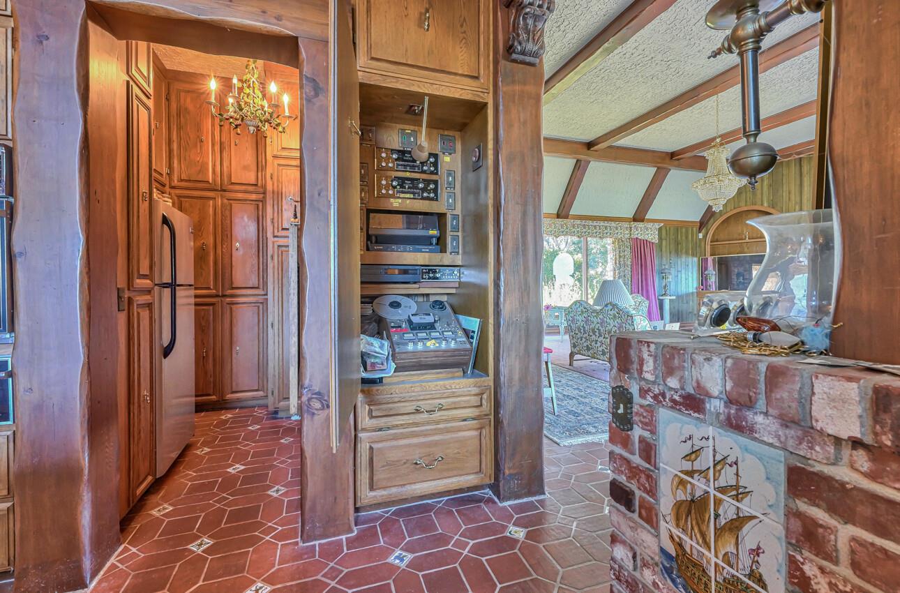 Detail Gallery Image 13 of 44 For 27540 Mooncrest Dr, Carmel Valley,  CA 93923 - 2 Beds | 4 Baths