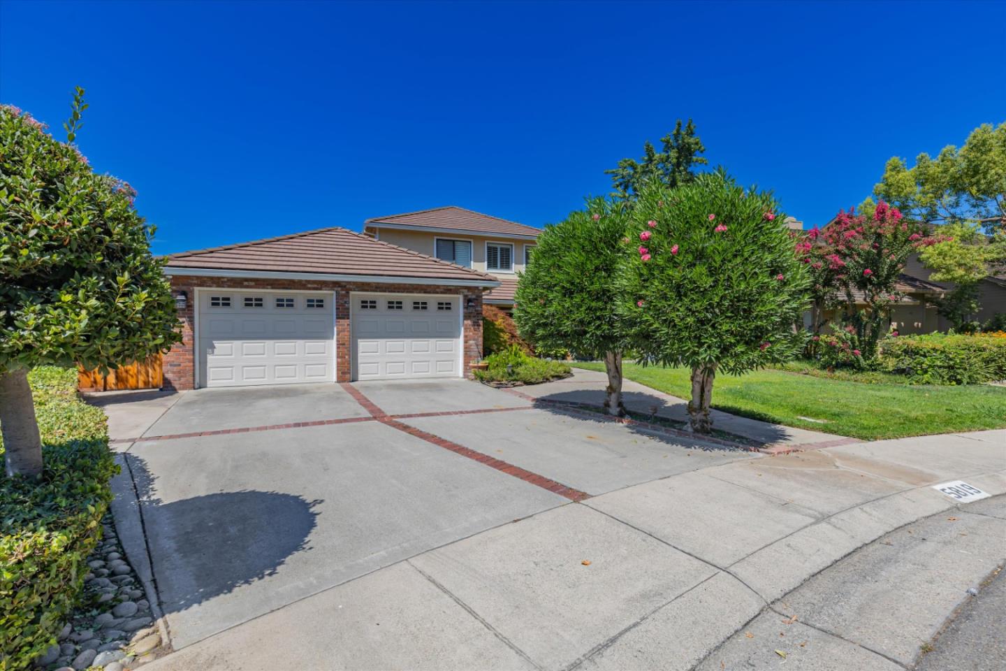 Detail Gallery Image 3 of 75 For 5819 Widgeon Ct, Stockton,  CA 95207 - 5 Beds | 3/1 Baths