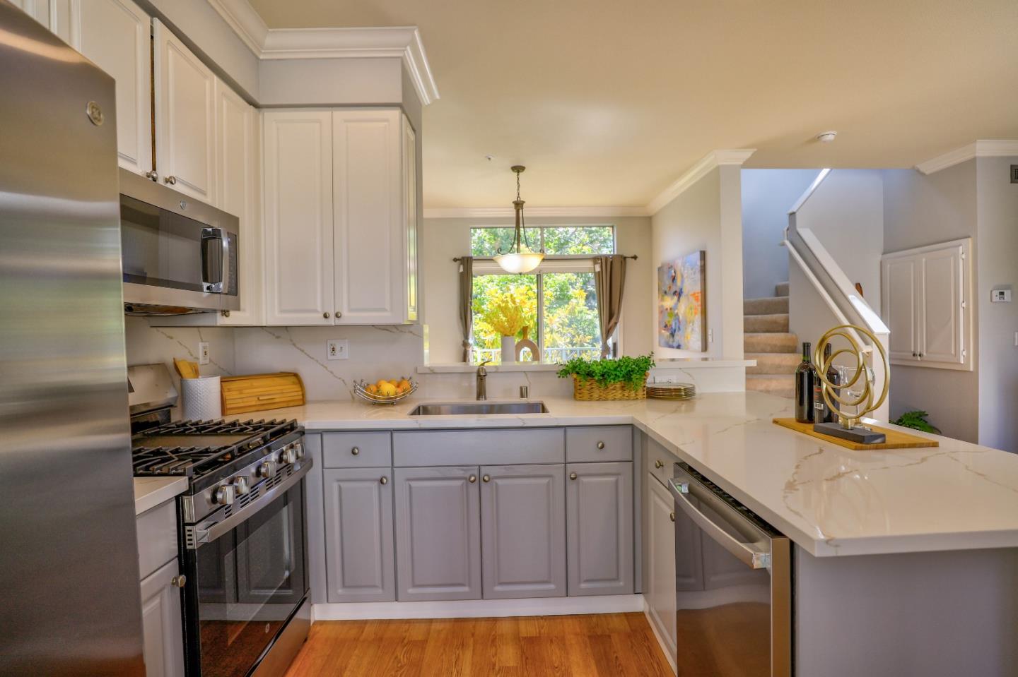 Detail Gallery Image 10 of 38 For 412 Kent Dr, Mountain View,  CA 94043 - 3 Beds | 2/1 Baths