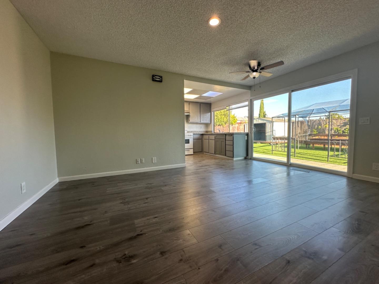 Detail Gallery Image 8 of 14 For 416 Avenida Abetos, San Jose,  CA 95123 - 3 Beds | 2 Baths